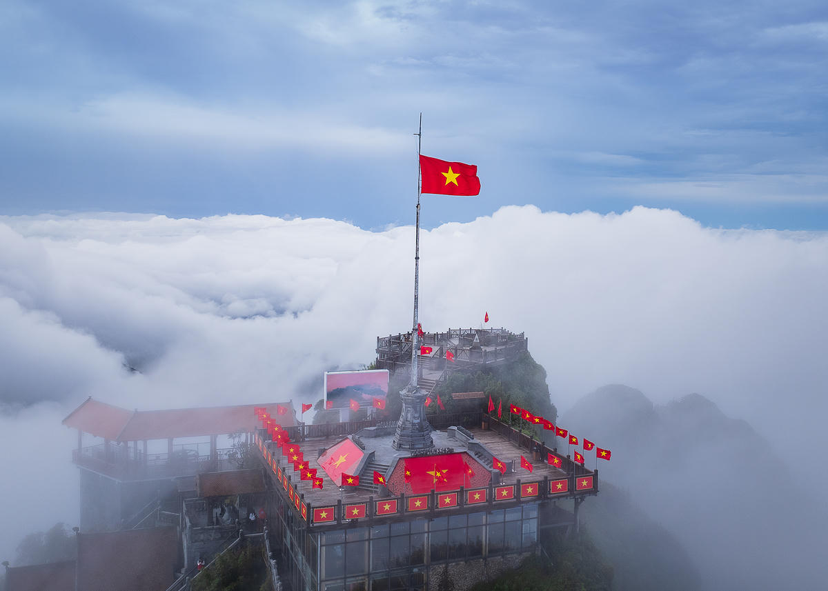 Những ngày này, trên đỉnh Fansipan nơi được mệnh danh là "Nóc nhà Đông Dương" sắc đỏ được bao phủ. Ảnh: T. Đ.