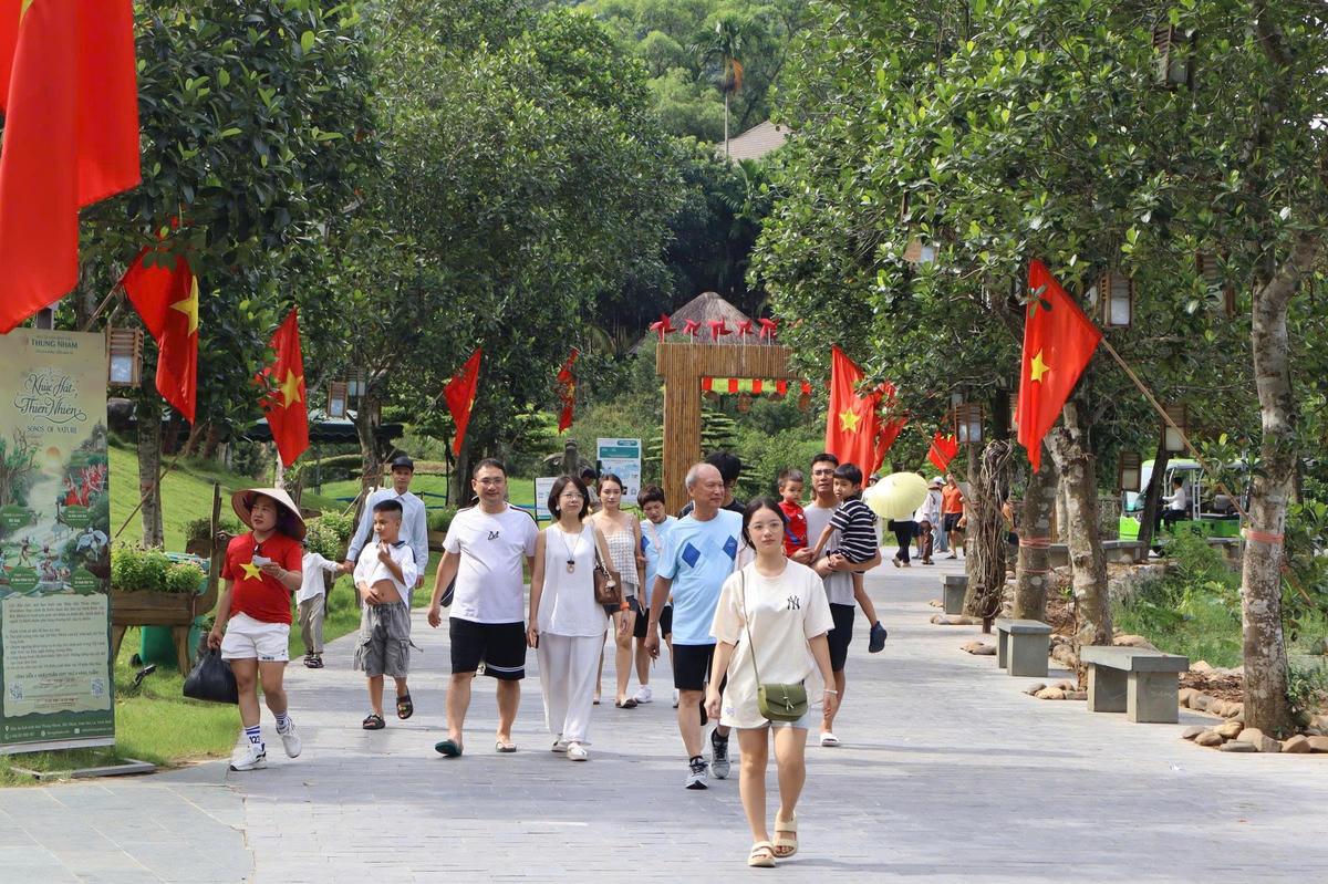 Nhằm tạo không gian phù hợp tinh thần ngày lễ, khắp KDL đã được phủ sắc đỏ của cờ Tổ quốc, tạo thêm nhiều điểm dừng chân, để du khách chụp ảnh, check-in. Ảnh: Đình Minh