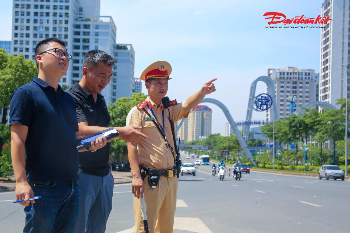 Lực lượng liên ngành khảo sát thực tế hạ tầng, tổ chức giao thông trên cầu Nhật Tân.