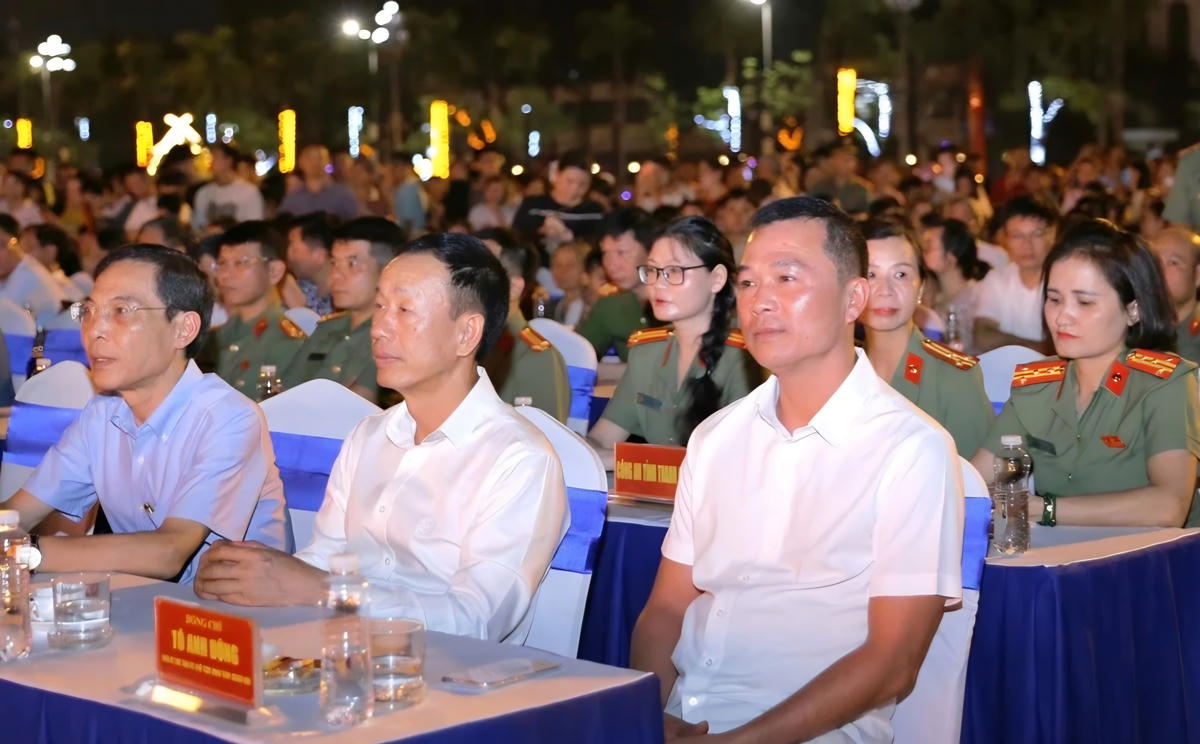 Ông Tô Anh Dũng, Chủ tịch UBND tỉnh dự chương trình tại điểm cầu quảng trường Lam Sơn.