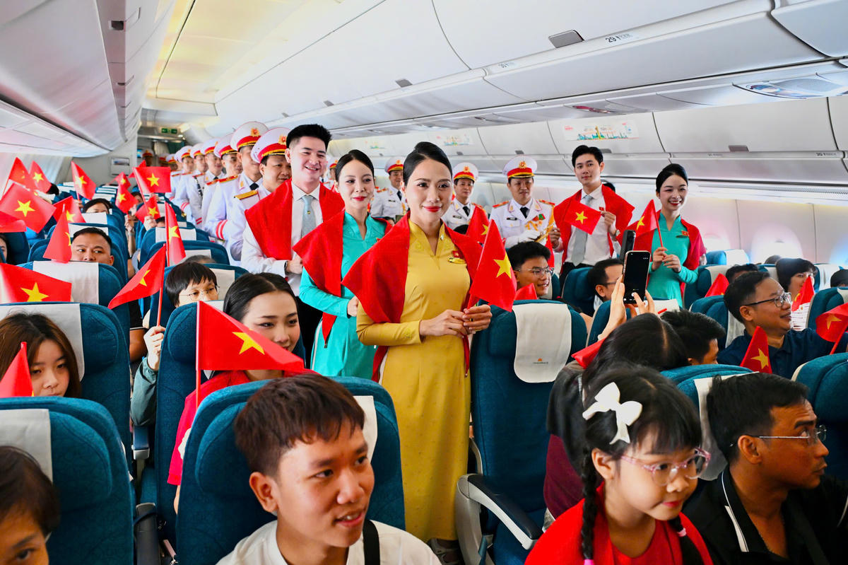 Giai điệu Quốc khánh vang lên ở độ cao 10.000 mét trên chuyến bay Vietnam Airlines