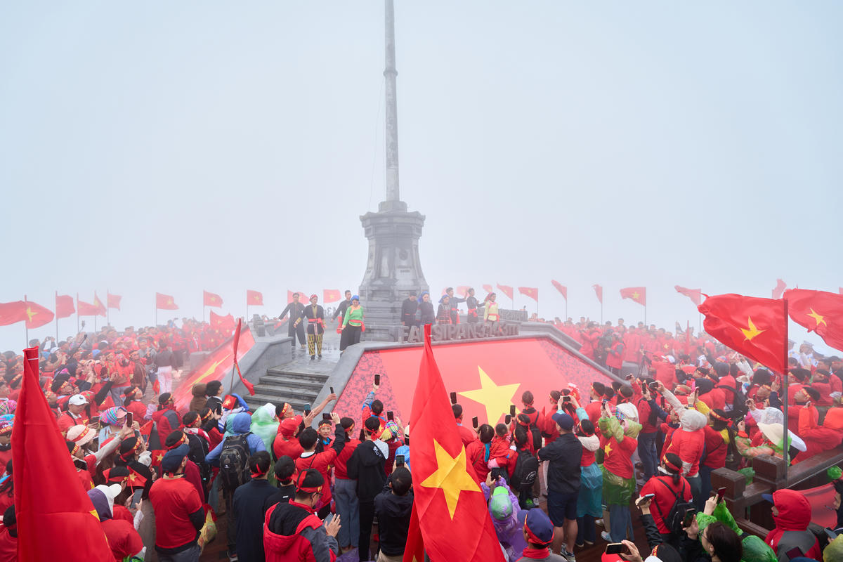 Hàng trăm người có mặt, phủ đỏ Fansipan. Ảnh: T. Đ.