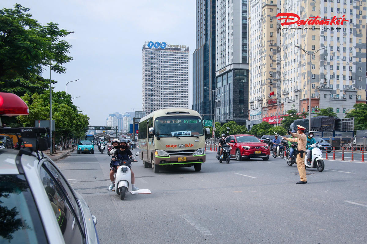 CSGT Hà Nội tăng cường lực lượng tại các cửa ngõ, chủ động phân luồng khi dòng xe trở lại Thủ đô.