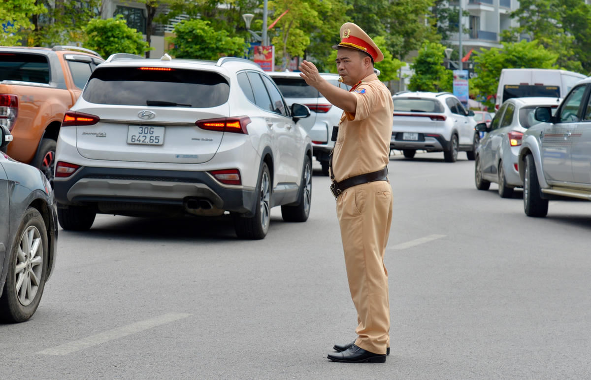 Cán bộ Đội CSGT đường bộ số 2 (Phòng CSGT Công an TP Quảng Ninh) làm nhiệm vụ điều tiết giao thông. Ảnh: Ngọc Anh.