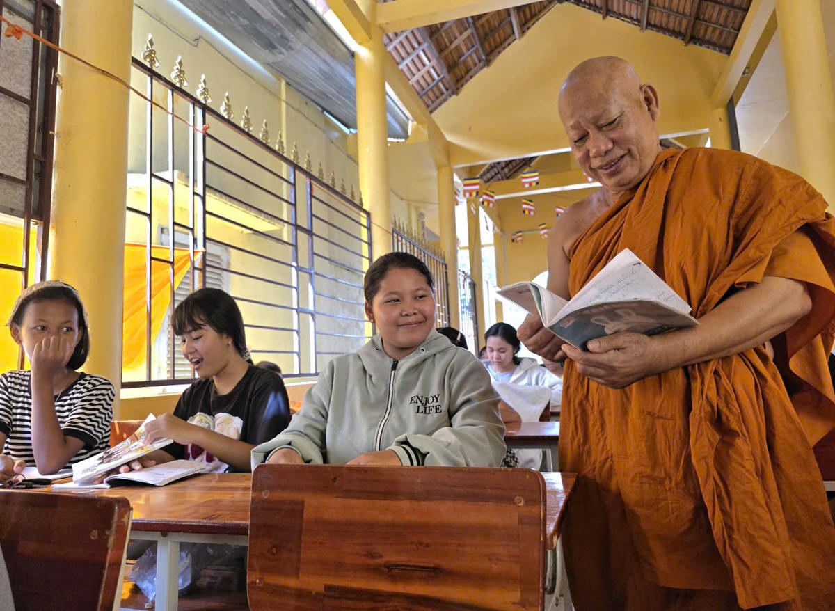 Hòa thượng Tăng Sa Vong - Trụ trì chùa Buppharam ( xã Hưng Hội) động viên học sinh tham gia khóa học hè tại chùa. Ảnh: Nguyên Du