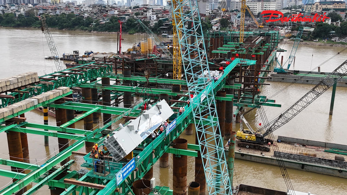 Mỗi nhịp cầu sử dụng 11 đốt dầm dọc chủ, với khối lượng khoảng 20-24 tấn mỗi đốt. Trên hệ dầm này, các cấu kiện vòm sẽ tiếp tục được lắp dựng, từng bước hình thành kiến trúc “vô cực” của cây cầu.
