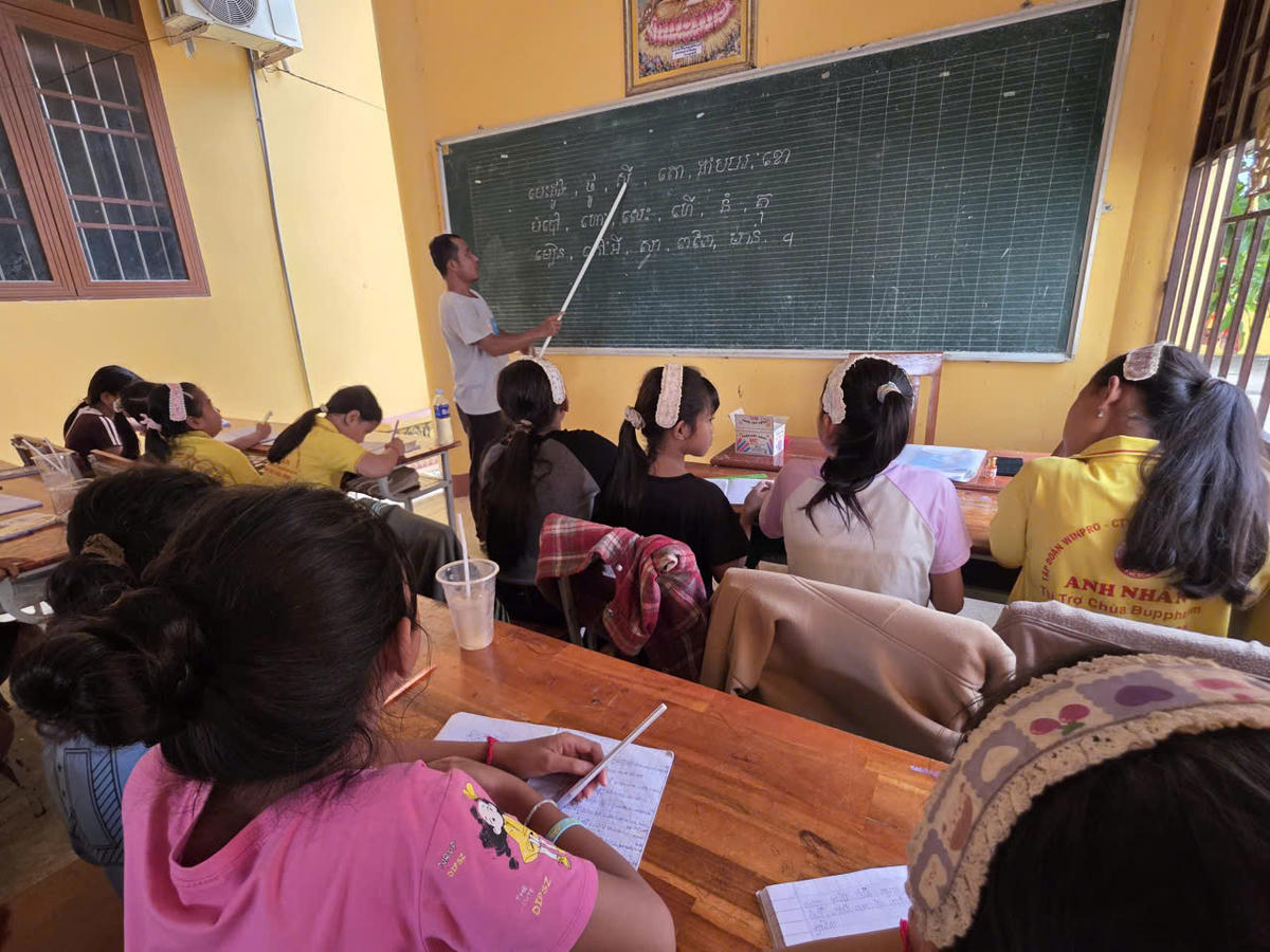 Mỗi dịp hè, nhiều ngôi chùa trong tỉnh Cà Mau lại mở những lớp học dành cho con em người Khmer. Ảnh: Nguyên Du