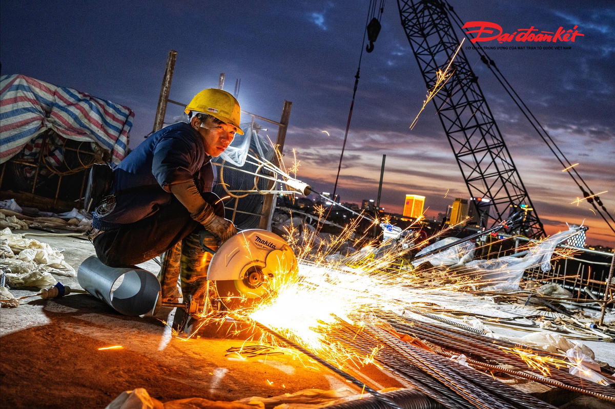 Để bảo đảm tiến độ, công trường vẫn duy trì thi công trong suốt kỳ nghỉ lễ. Các nhà thầu huy động 100% quân số, tổ chức 28 mũi thi công xuyên ngày đêm trên toàn công trường. Khoảng 700 nhân sự cùng hơn 120 máy móc, thiết bị được huy động, trong đó có 19 sà lan, hàng chục cần cẩu và nhiều thiết bị chuyên dụng phục vụ thi công.