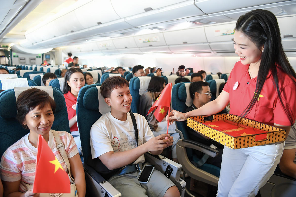 Giai điệu Quốc khánh vang lên ở độ cao 10.000 mét trên chuyến bay Vietnam Airlines