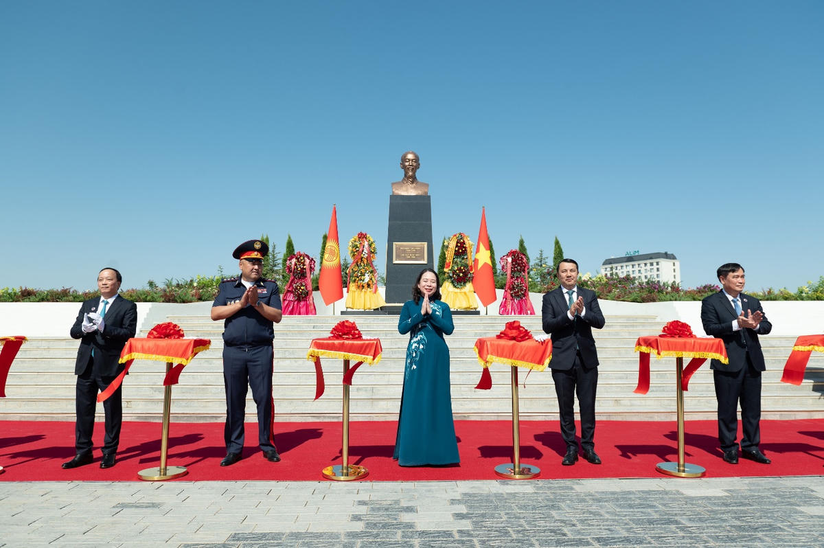 Tượng Chủ tịch Hồ Chí Minh tại Bishkek - một biểu tượng của tình hữu nghị bền vững giữa hai nước.