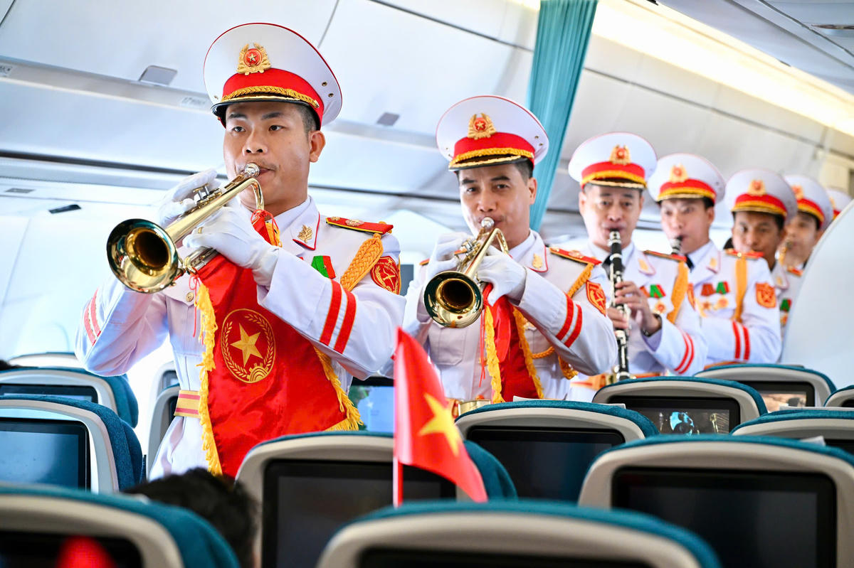 Giai điệu Quốc khánh vang lên ở độ cao 10.000 mét trên chuyến bay Vietnam Airlines