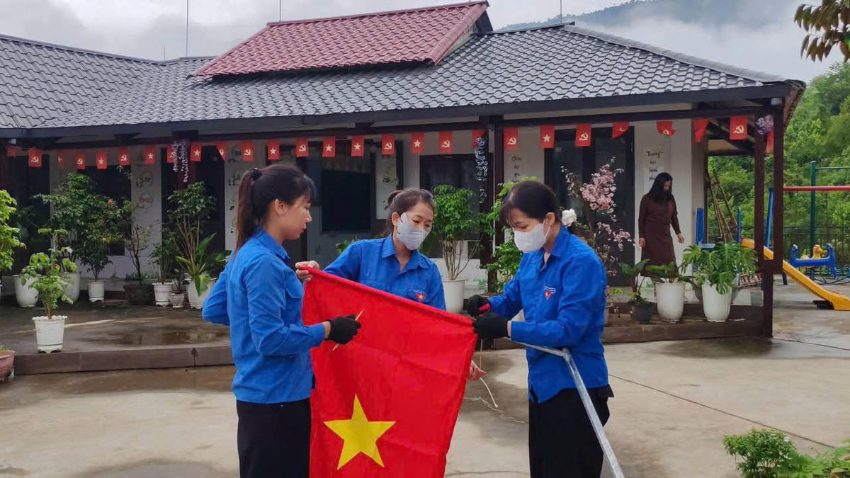 Những lá cờ được các bạn trẻ chuẩn bị treo lên một cách thành kính, cẩn trọng. Ảnh: Tỉnh đoàn Lào Cai.