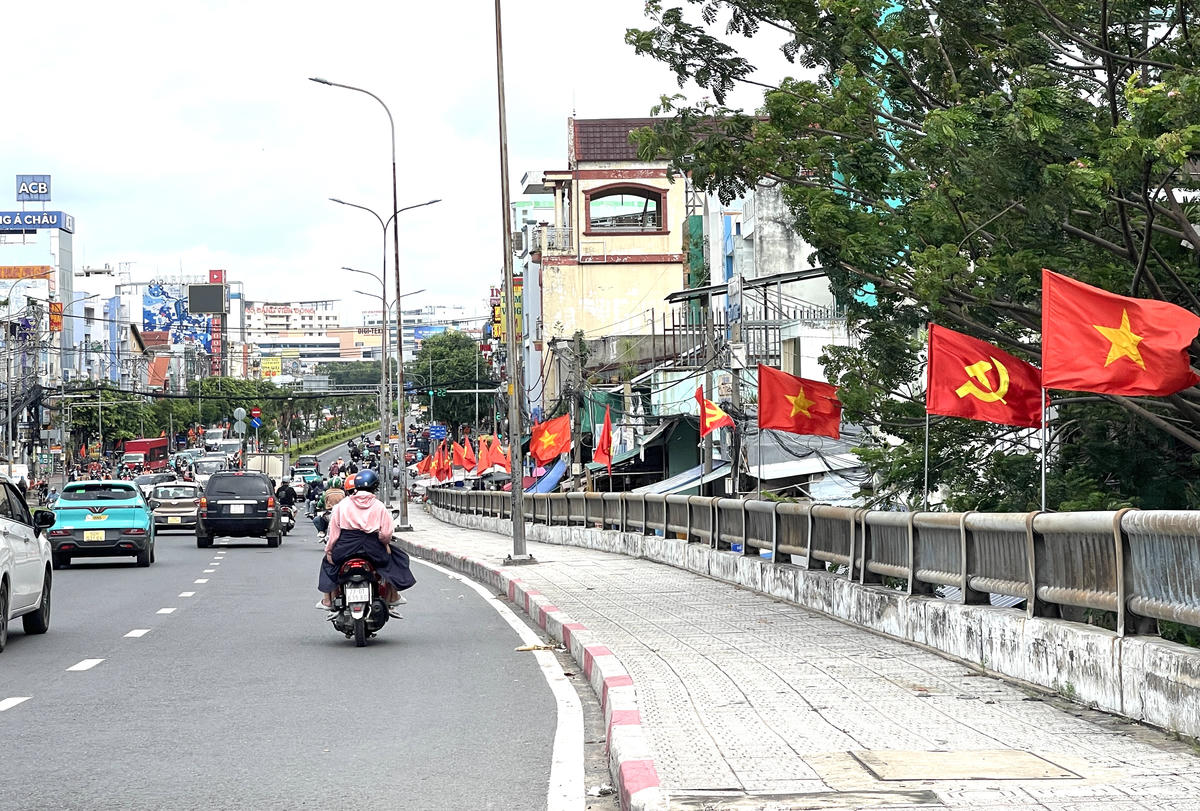 TPHCM: Các tuyến đường rực rỡ cờ đỏ ngày Quốc khánh