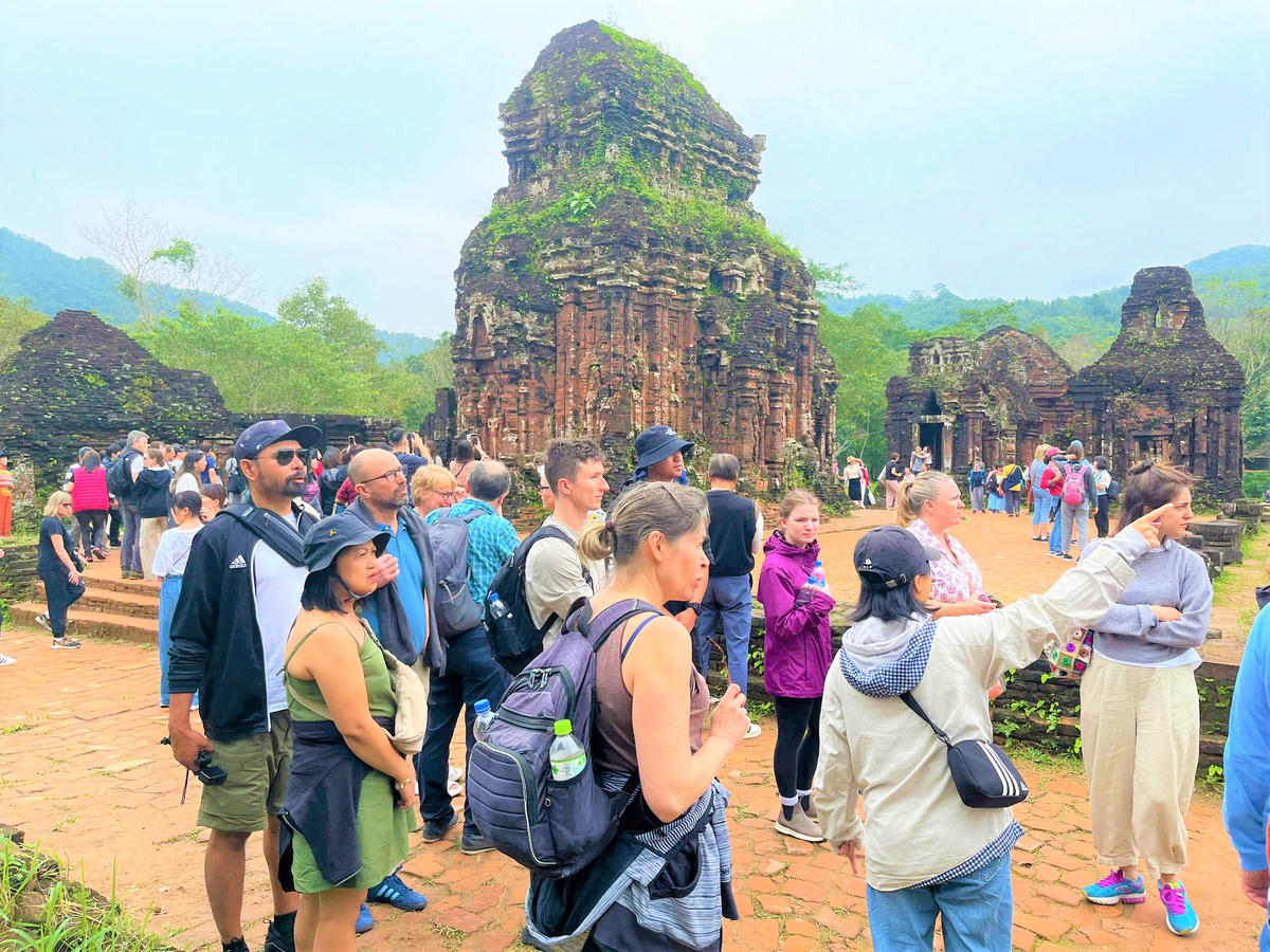 Du khách quốc tế và người dân tham quan khu đền tháp Mỹ Sơn. Ảnh: Tấn Thành.