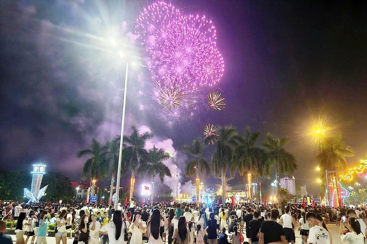 Màn pháo hoa rực rỡ tại quảng trường Lam Sơn.