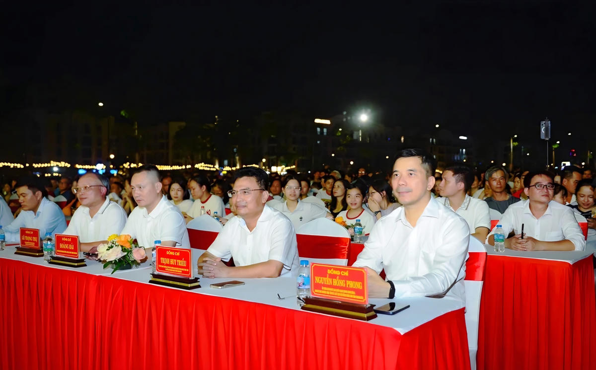Tại điểm cầu Sầm Sơn, ông Nguyễn Hồng Phong, Phó Bí thư Tỉnh ủy tham dự cùng nhân dân và du khách.