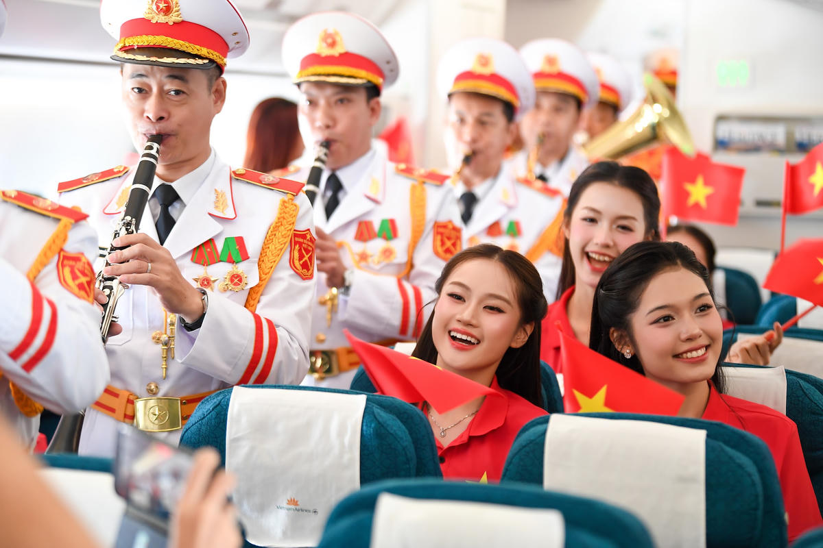 Giai điệu Quốc khánh vang lên ở độ cao 10.000 mét trên chuyến bay Vietnam Airlines