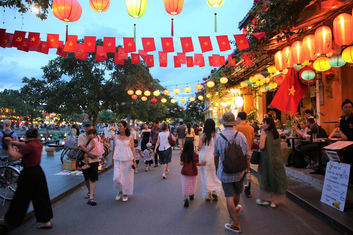 Người dân, du khách tản bộ trên đường Bạch Đằng. Ảnh: Nam Hà