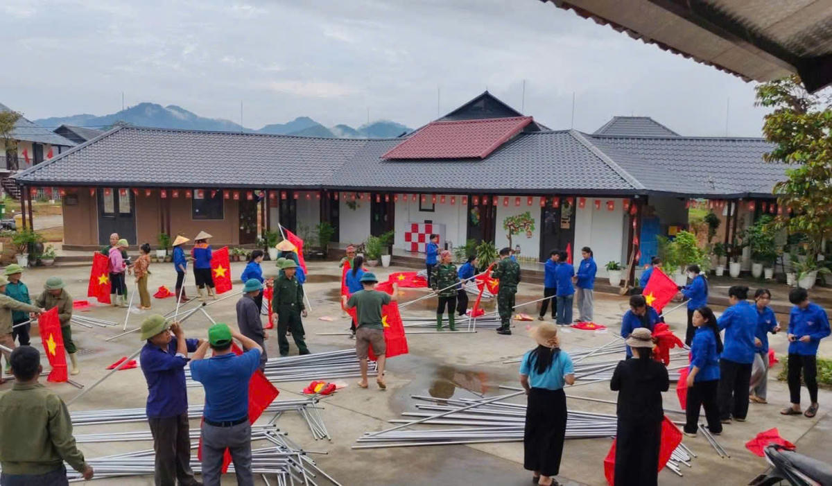 Công trình là sự chung sức nhiều lực lượng nhằm tạo diện mạo khang trang, sáng - xanh - sạch - đẹp, cũng như góp phần làm cho không khí chào mừng&nbsp;Ngày&nbsp;Quốc khánh thêm rực rỡ. Ảnh: Tỉnh đoàn Lào Cai.