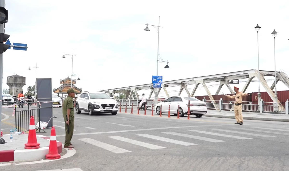 CSGT Công an TP Huế điều tiết giao thông trên cầu Dã Viên vào dịp lễ Quốc khánh.