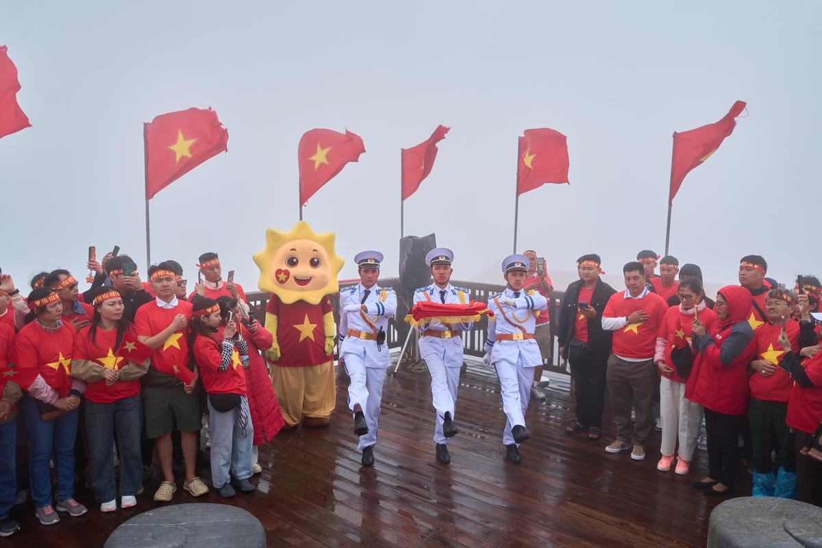 Lễ thượng cờ trên đỉnh Fansipan được nhiều người mong đợi trong dịp này. Ảnh: T. Đ.