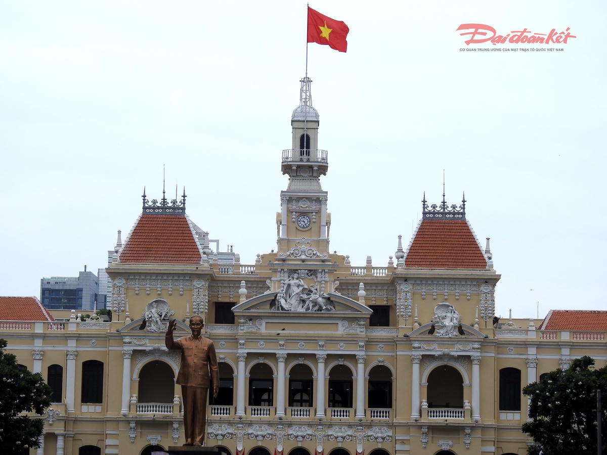 Sắc cờ Tổ quốc tại khu vực Trụ sở UBND TPHCM nhìn từ khuôn viên Tượng đài Chủ tịch Hồ Chí Minh. Ảnh: Đ.Xá. 