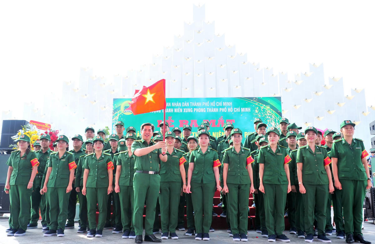 Ông Triệu Đỗ Hồng Phước, Chỉ huy trưởng Lực lượng TNXP TPHCM phát cờ lệnh trong buổi xuất quân. Ảnh: Trung tâm Cung ứng dịch vụ công phường Vũng Tàu cung cấp.