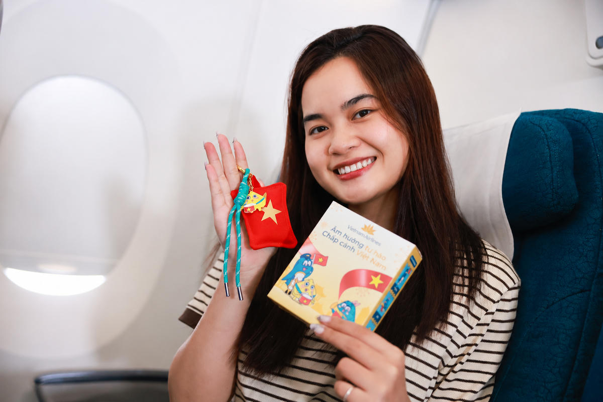 Các thí sinh Hoa hậu Việt Nam và tiếp viên Vietnam Airlines trao quà blind box phiên bản giới hạn mascot chủ đề 2/9 tới hành khách sau chương trình âm nhạc.