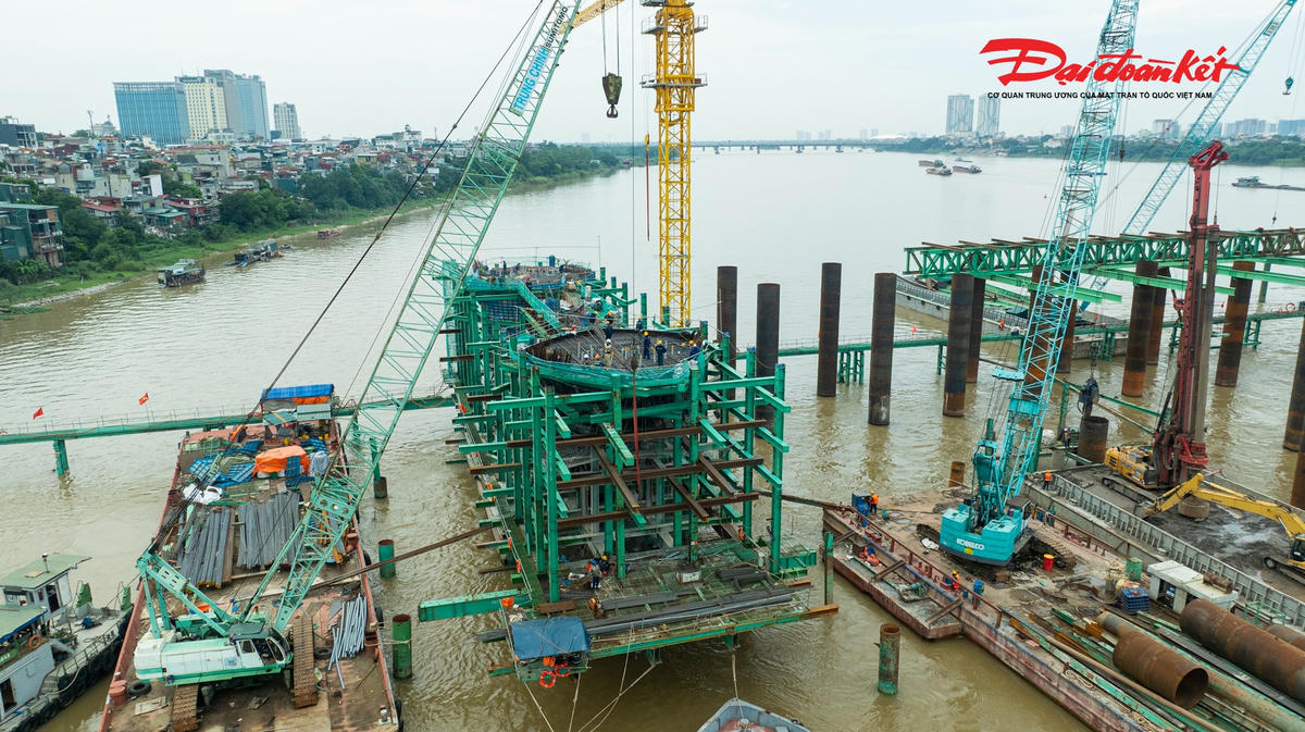 “Nhờ tinh thần làm việc kỷ luật của đội ngũ công nhân, kỹ sư, luôn bám công trường ngày đêm, sẵn sàng vượt qua khó khăn của thời tiết cũng như áp lực về tiến độ, chúng tôi mới cán mốc thi công hôm nay. Đó còn là sự tổng hòa trong cách tổ chức thi công, phối hợp chặt chẽ giữa các đơn vị và giải pháp công nghệ tối ưu”, ông Trần Trọng Huy, Phó Giám đốc Ban Dự án Đầu tư Xây dựng cho hay.