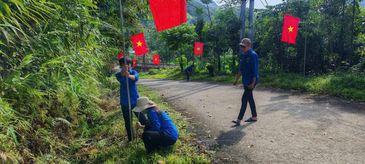 “Đường cờ Tổ quốc” dài 1.035 m tại thôn Làng Nủ đã hoàn thành. Ảnh: Tỉnh đoàn Lào Cai.