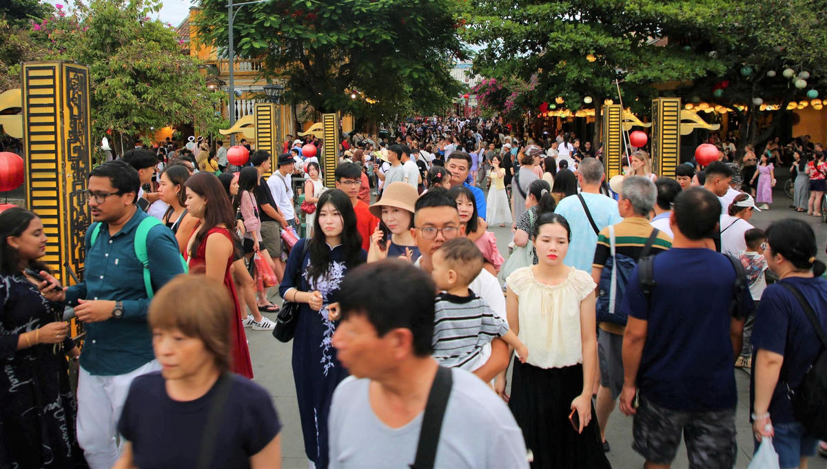 Dòng người tập trung đông kín trên cầu An Hội. Ảnh: Nam Hà.