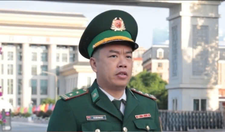 Trung tá Vũ Trần Minh Đạt, Đồn trưởng Đồn Biên phòng Cửa khẩu Quốc tế Lào Cai chia sẻ tại buổi lễ. Ảnh: Phạm Bằng.