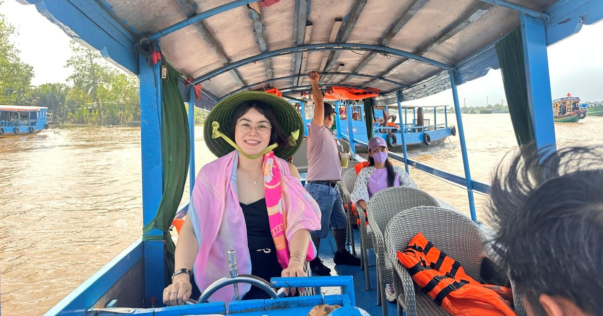 Du khách quốc tế trải nghiệm tham quan Cồn Thới Sơn bằng tàu du lịch trên sông Tiền. (Ảnh: Thanh Lâm).