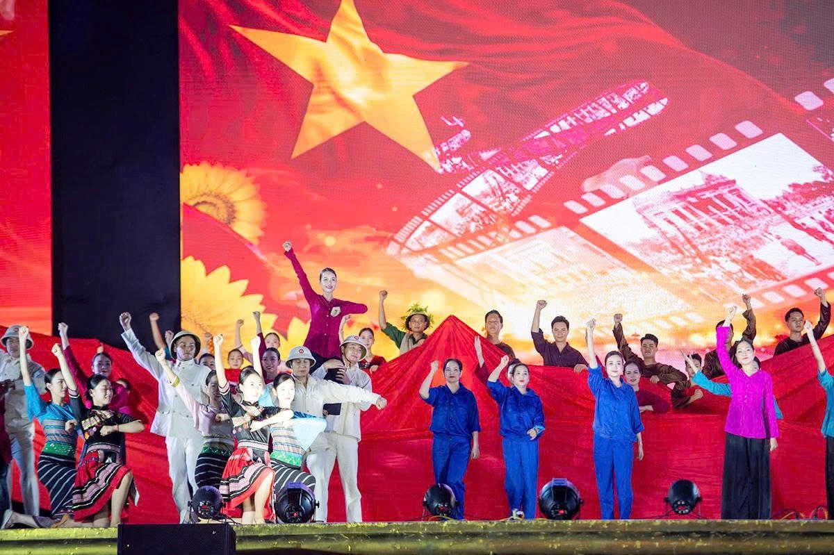 Chương trình nghệ thuật tại hai điểm cầu được dàn dựng công phu và đặc sắc...