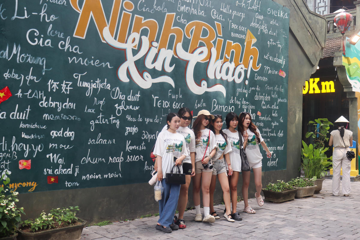 Nhiều đoàn khách đông người lưu lại hình ảnh tại những điểm check-in đặc sắc bên trong phố cổ. Ảnh: Đình Minh