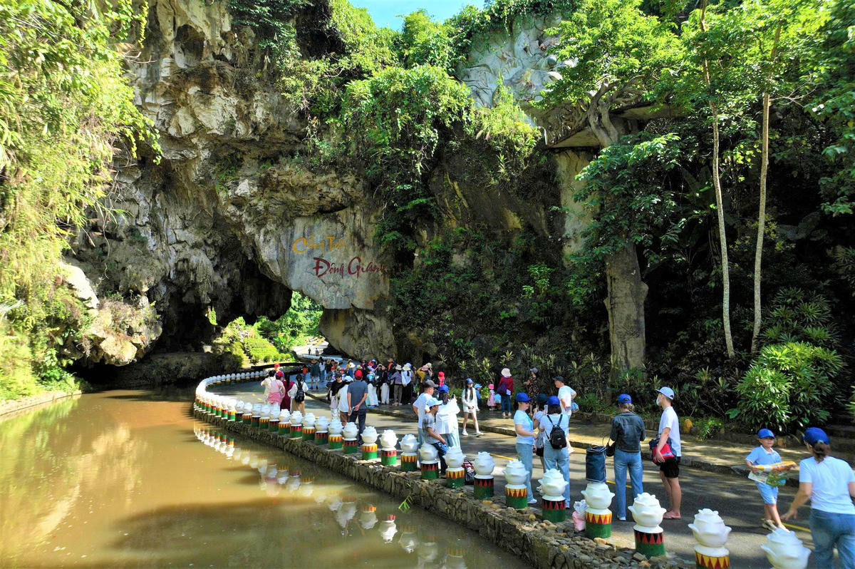 Du khách tham quan khu DLST cổng trời Đông Giang. Ảnh: Nguyễn Tín.