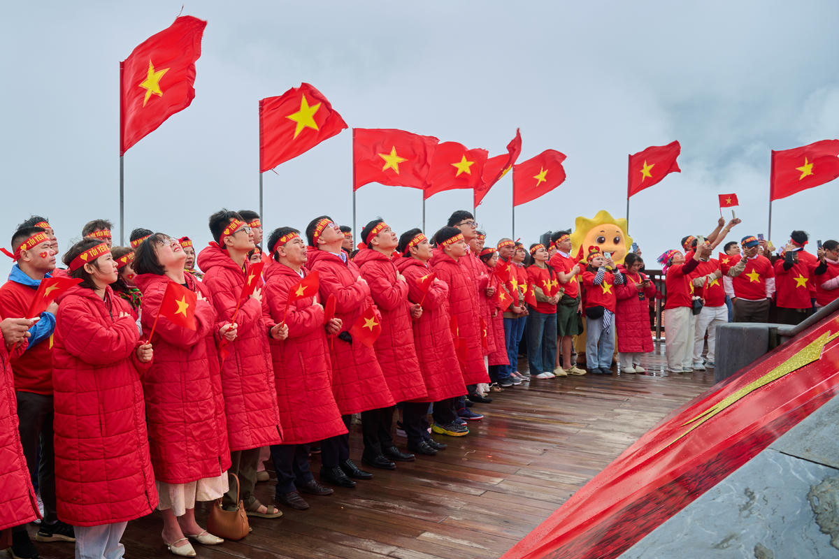Trong không khí trang nghiêm, mọi người cảm thấy tự hào, ý thức trách nhiệm với dân tộc và bồi đắp lòng yêu nước. Ảnh: T. Đ.