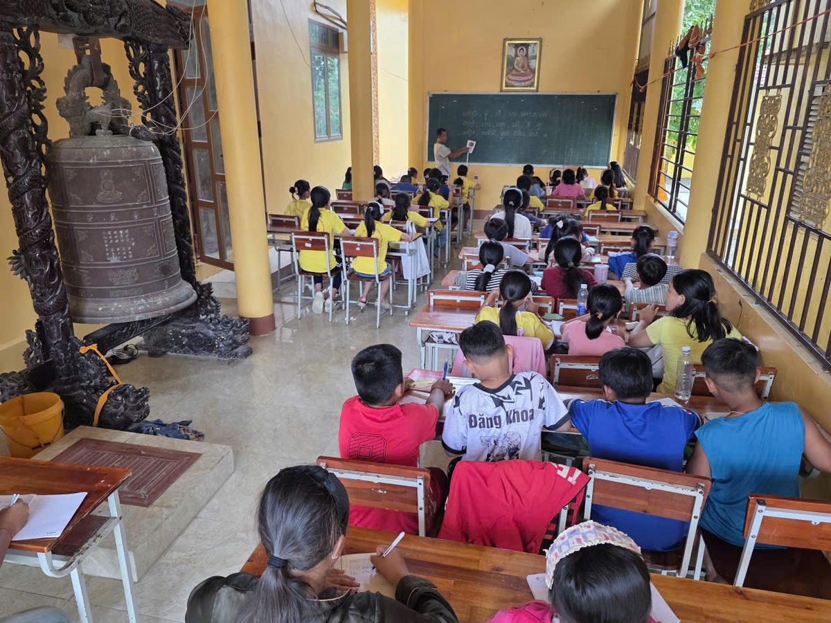 Học chữ Khmer vào dịp hè là việc làm thiết thực, ý nghĩa trong việc góp phần chung tay giữ gìn, phát huy tiếng nói, chữ viết của dân tộc. Ảnh: Nguyên Du
