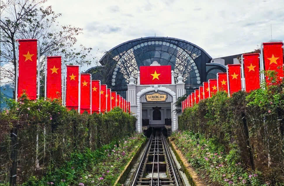 Ngay đường day vào nhà ga, lá cờ đỏ sao vàng được lắp đặt. Ảnh: T. Đ.