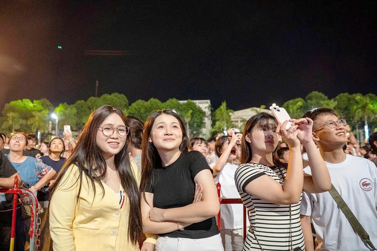 Hàng nghìn người dân và du khách đã có mặt tại hai điểm cầu từ rất sớm để chờ đón chương trình nghệ thuật.