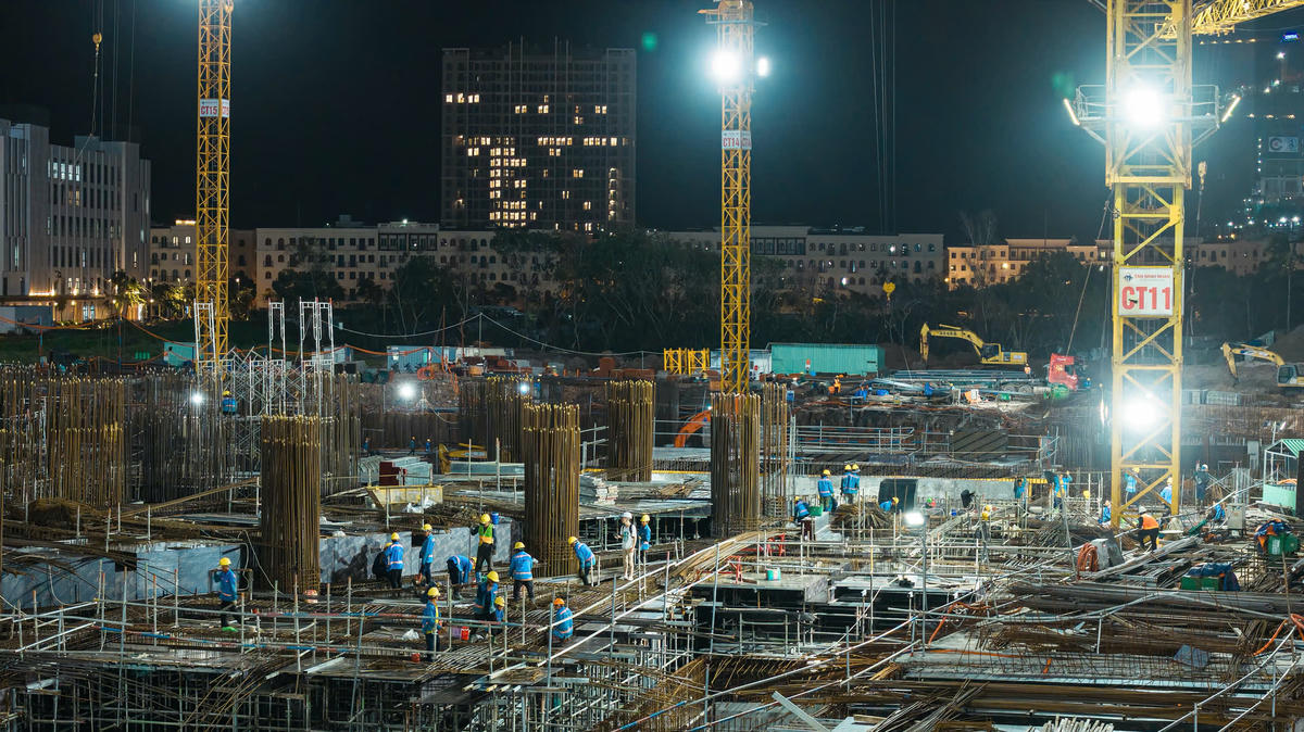 Hơn 15.000 kỹ sư, công nhân làm việc xuyên lễ trên các công trình phục vụ APEC 2027. Ảnh: TDC