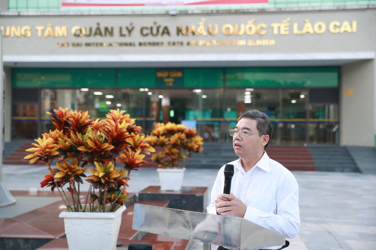 Phó Bí thư Thường trực Đảng ủy phường Lào Cai&nbsp;Trần Văn Thiện phát biểu tại buổi lễ. Ảnh: Phạm Bằng.