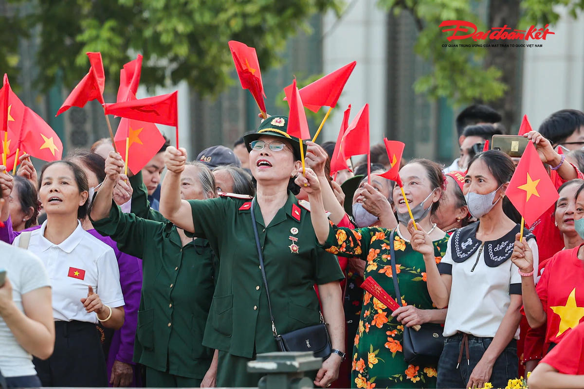 Nhiều người dân có mặt từ rất sớm để được trực tiếp chứng kiến khoảnh khắc đặc biệt này.