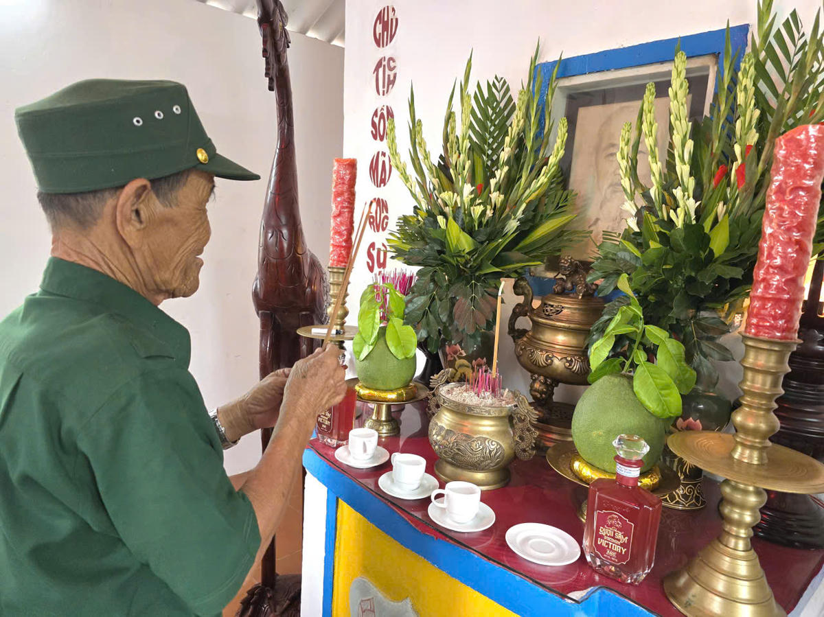 Cựu binh Nguyễn Văn Khoa thắp hương tại đền thờ Bác. Ảnh: Nguyên Du