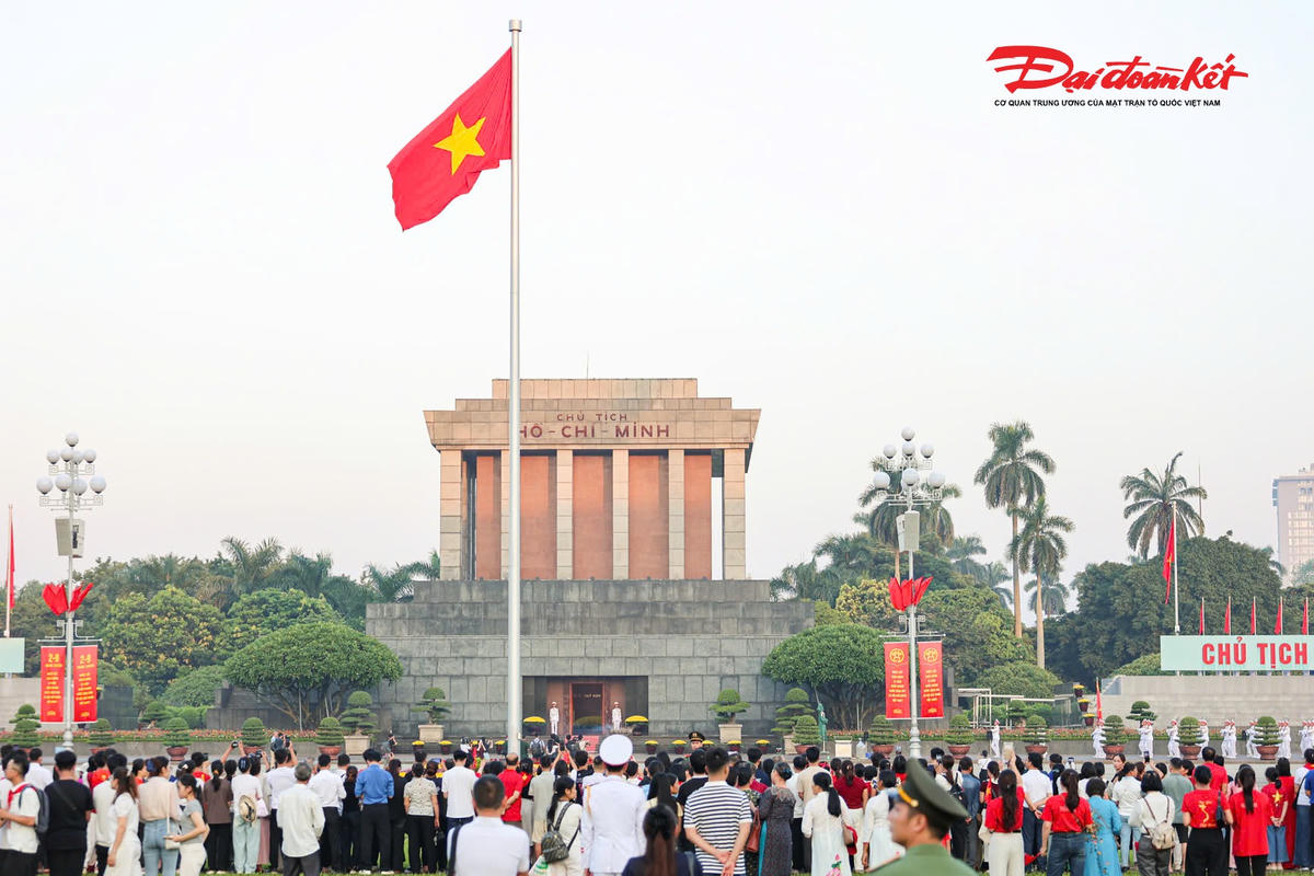 Đúng 6h, lá Quốc kỳ được kéo lên trên cột cờ tại Quảng trường Ba Đình. Nghi lễ Chào cờ bắt đầu trong tiếng Quốc ca vang lên giữa không gian trang nghiêm.