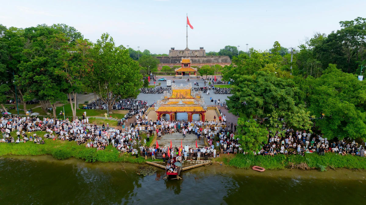 Ngay từ sáng sớm, người dân và du khách đã tập trung dọc hai bờ sông Hương để theo dõi, cổ vũ cho các đội đua. Ảnh: Đ.H.