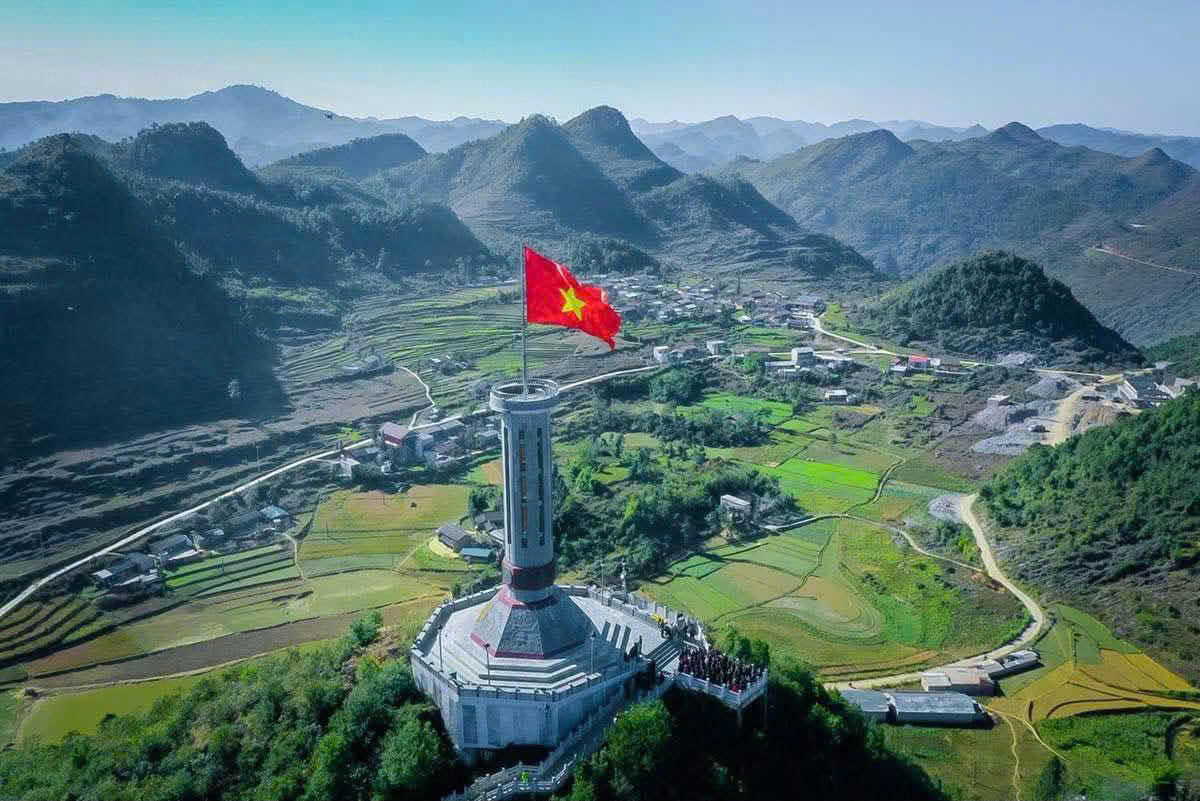 Cột cờ Quốc gia Lũng Cú nằm trên đỉnh núi Rồng, xã Lũng Cú, tỉnh Tuyên Quang.