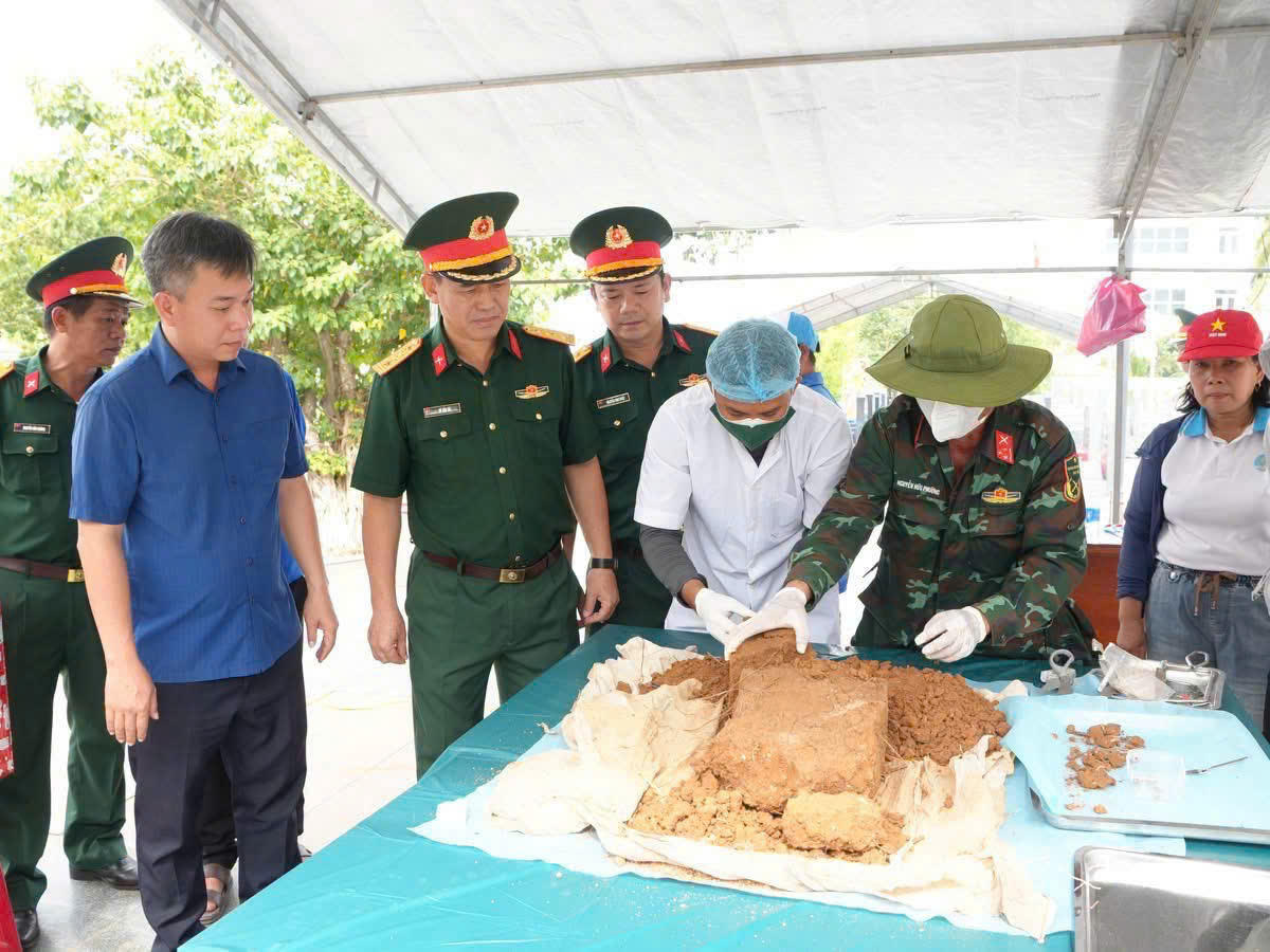 Đại tá Võ Tấn Tài (thứ 3 từ trái sang) kiểm tra công tác lấy mẫu ADN hài cốt liệt sĩ tại Nghĩa trang Liệt sĩ Tăng Bạt Hổ, xã Hoài Ân. Ảnh: QS.