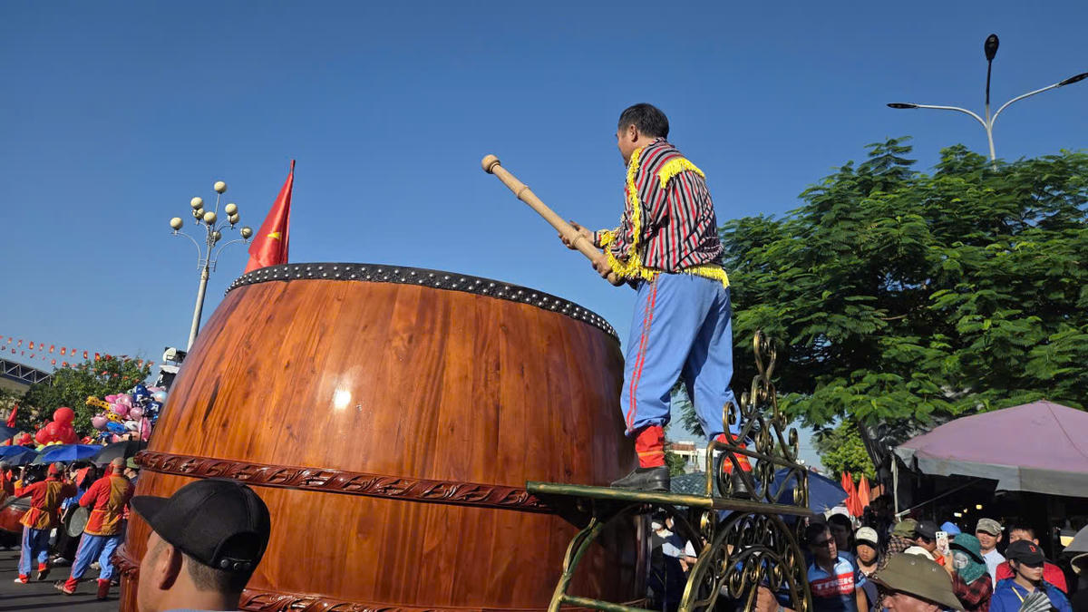 Những tiếng trống mang đến cho ngày hội không khí hùng tráng. Ảnh: Duy Hưng.