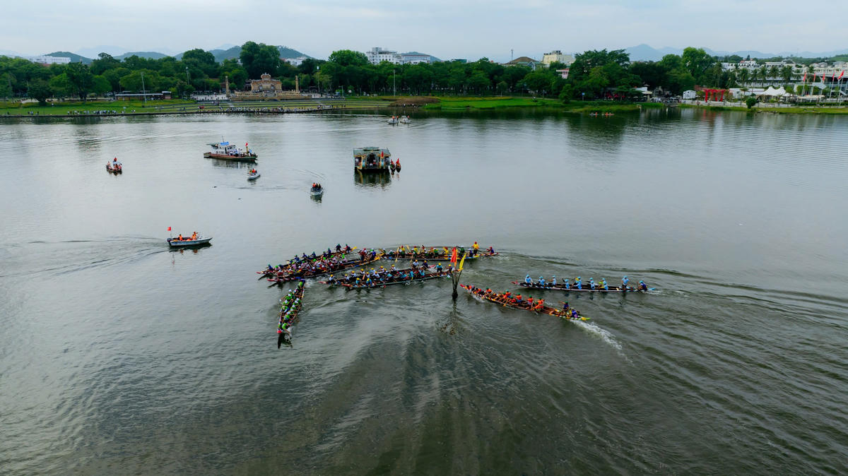 Thông qua giải đấu, hình ảnh Huế với những nét văn hóa, thể thao truyền thống tiếp tục được quảng bá đến đông đảo người dân và du khách, góp phần thúc đẩy phong trào thể dục thể thao quần chúng trên địa bàn thành phố. Ảnh: Đ.H.